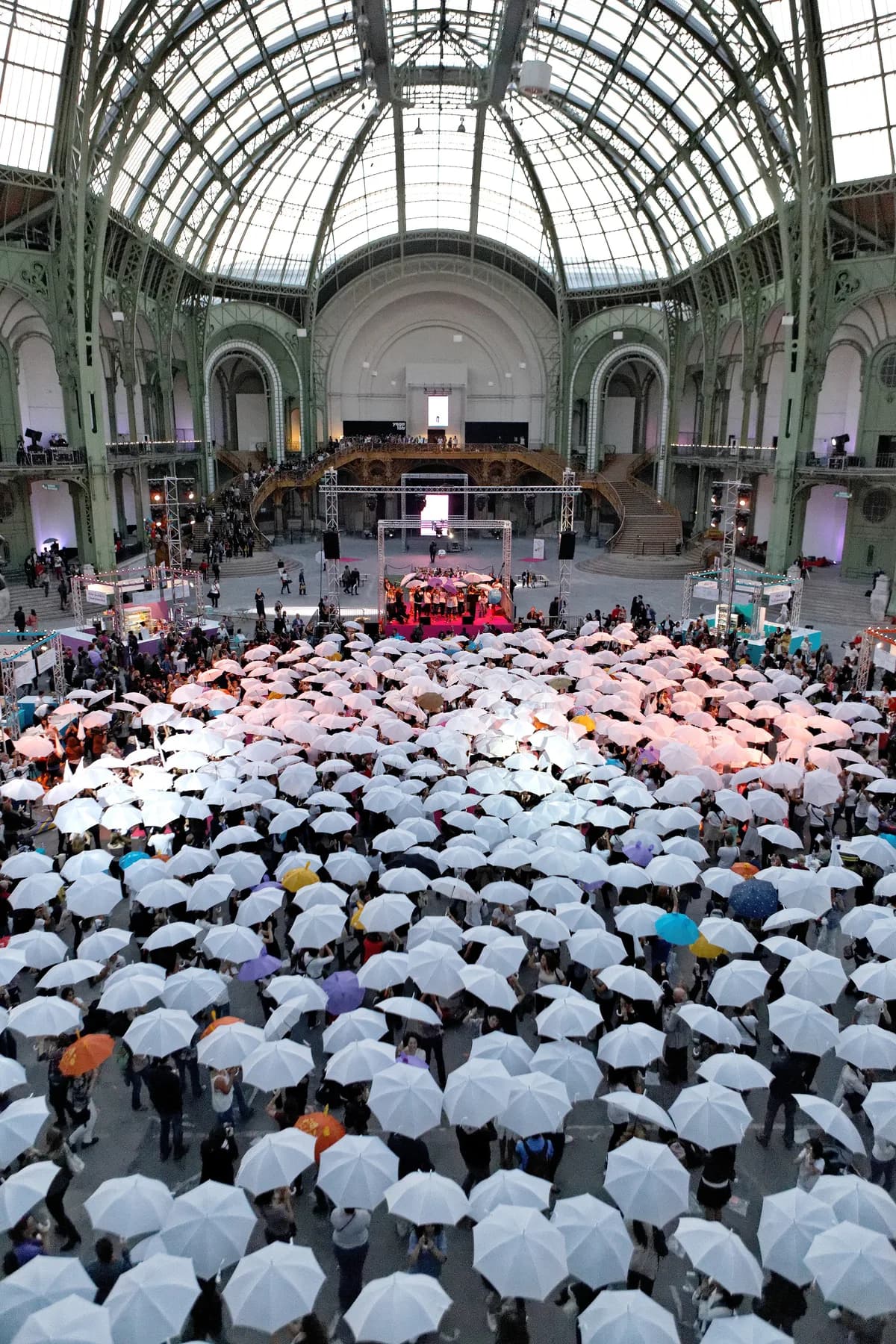 Flash mob aux parapluies blancs sous la nef du Grand Palais