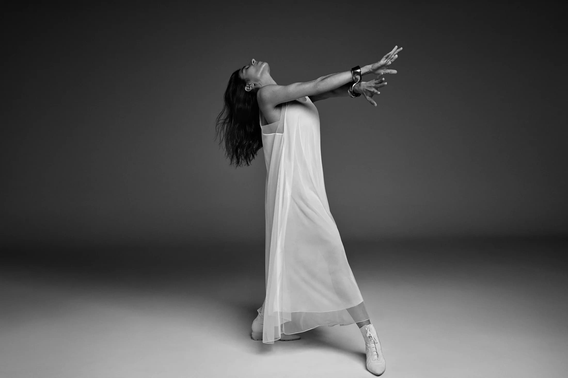 Blanca Li, bras tendus, robe blanche